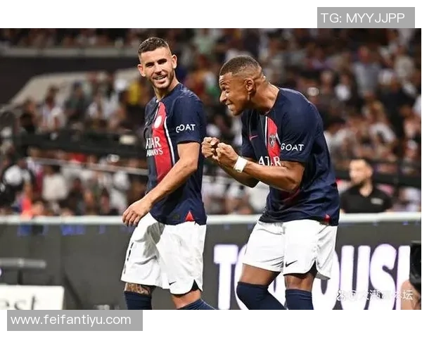 绝平巴黎伊桑与姆巴佩庆祝合影展现兄弟情深与奋斗历程